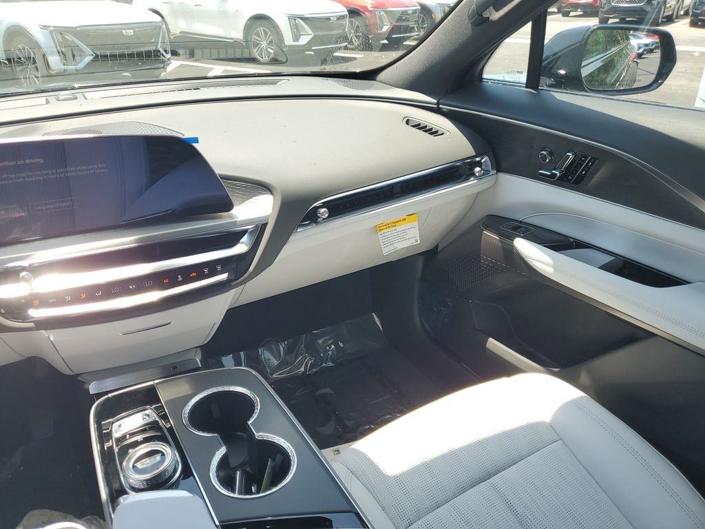 2025 Cadillac LYRIQ Luxury 1