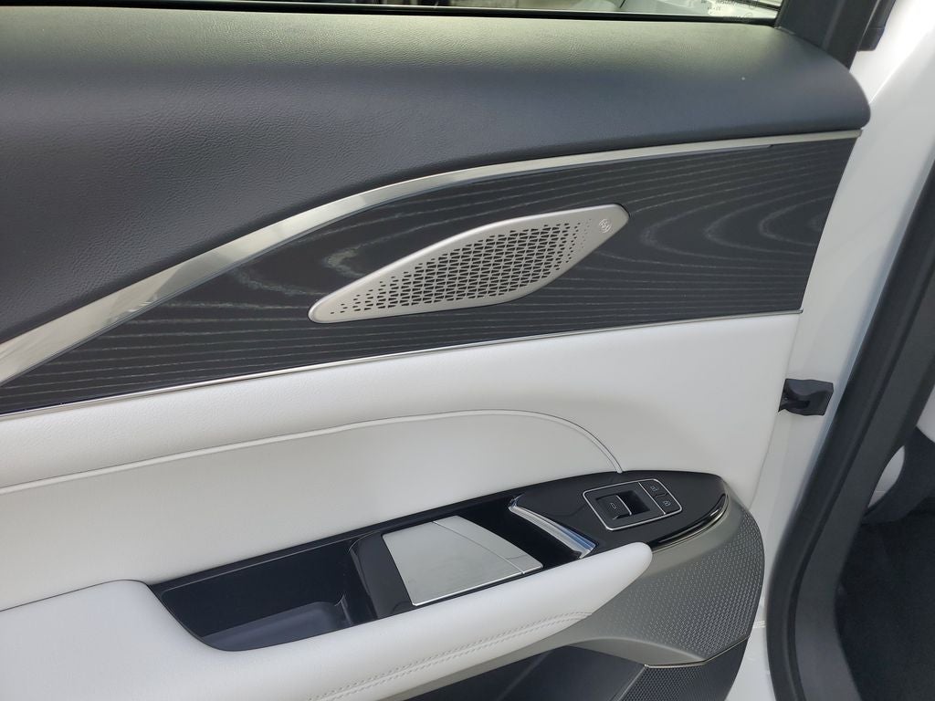 2024 Cadillac LYRIQ Luxury 2