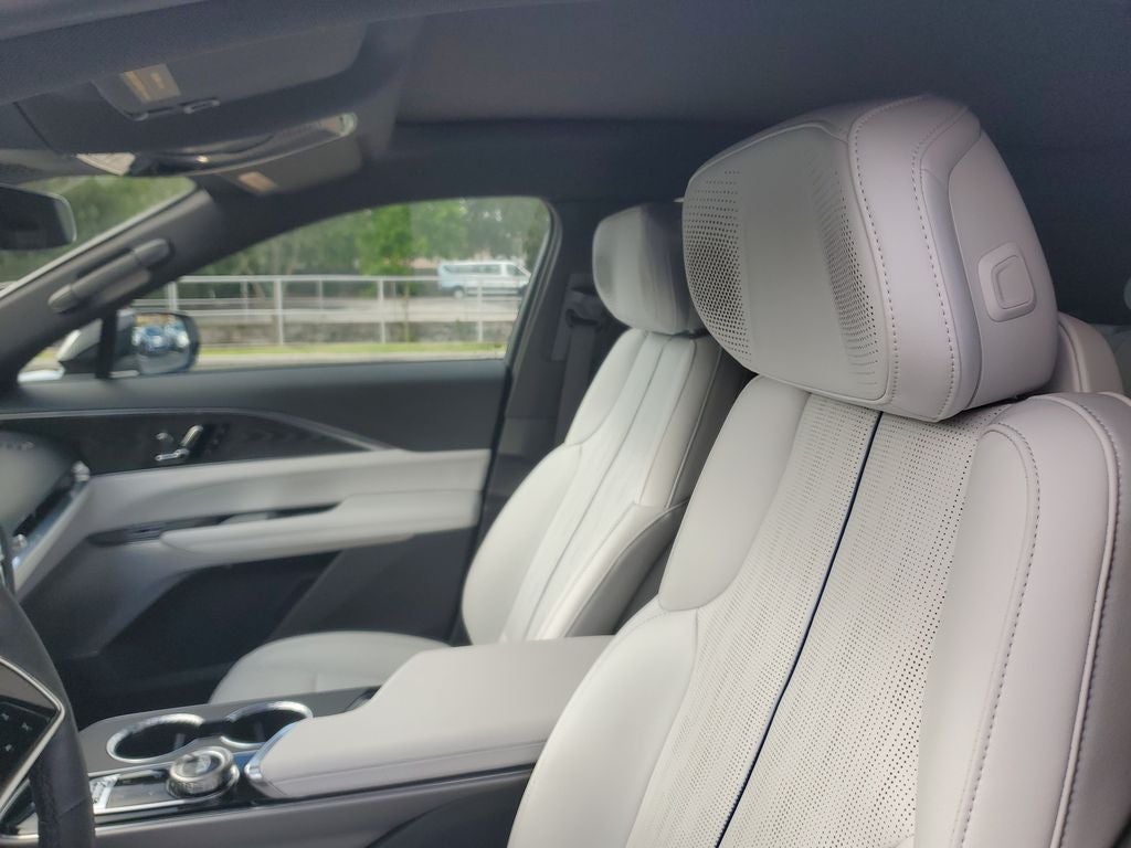 2024 Cadillac LYRIQ Luxury 2