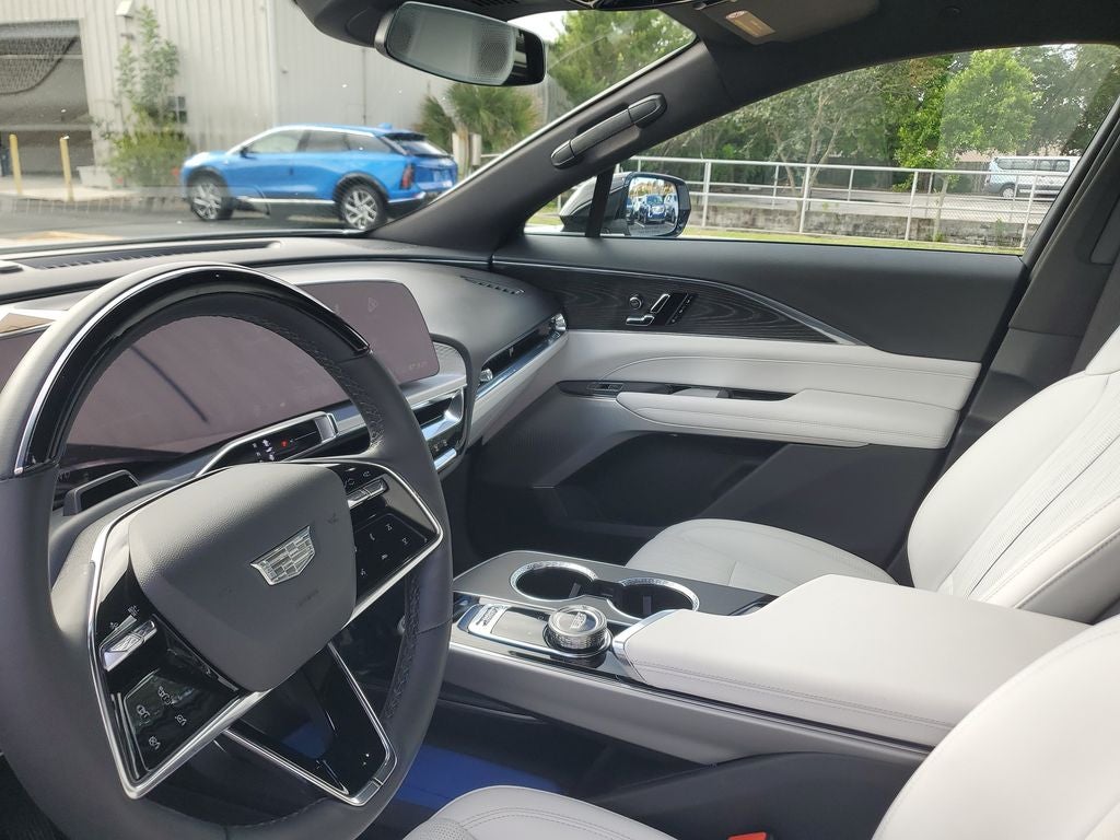 2024 Cadillac LYRIQ Luxury 2