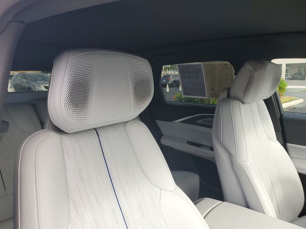 2024 Cadillac LYRIQ Luxury 2