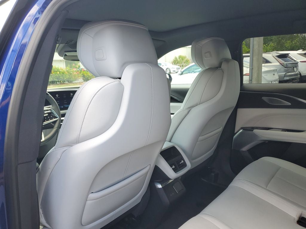 2024 Cadillac LYRIQ Luxury 2