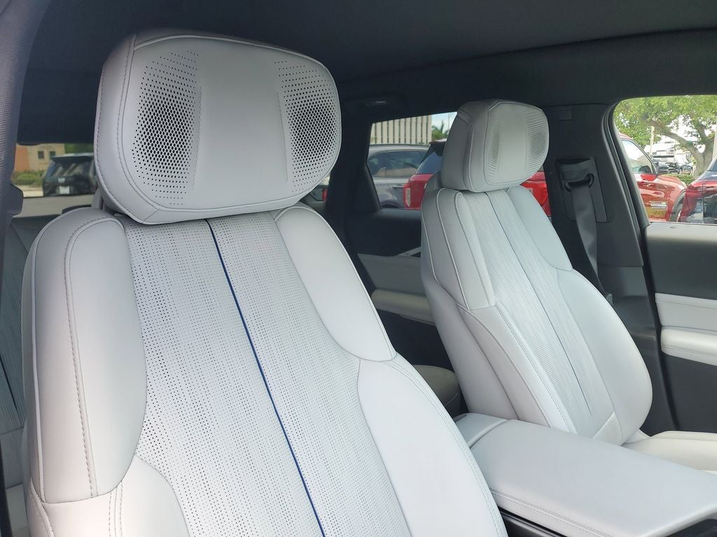 2024 Cadillac LYRIQ Luxury 2