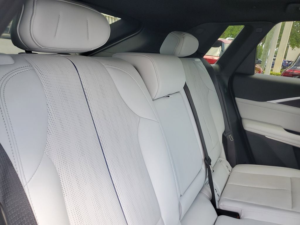2024 Cadillac LYRIQ Luxury 2