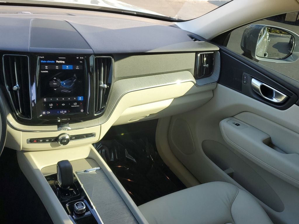 2023 Volvo XC60 Plus Bright Theme