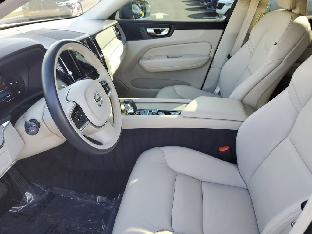 2023 Volvo XC60 Plus Bright Theme