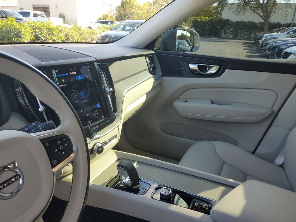 2023 Volvo XC60 Plus Bright Theme