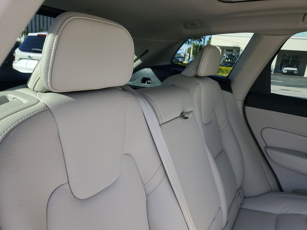 2023 Volvo XC60 Plus Bright Theme